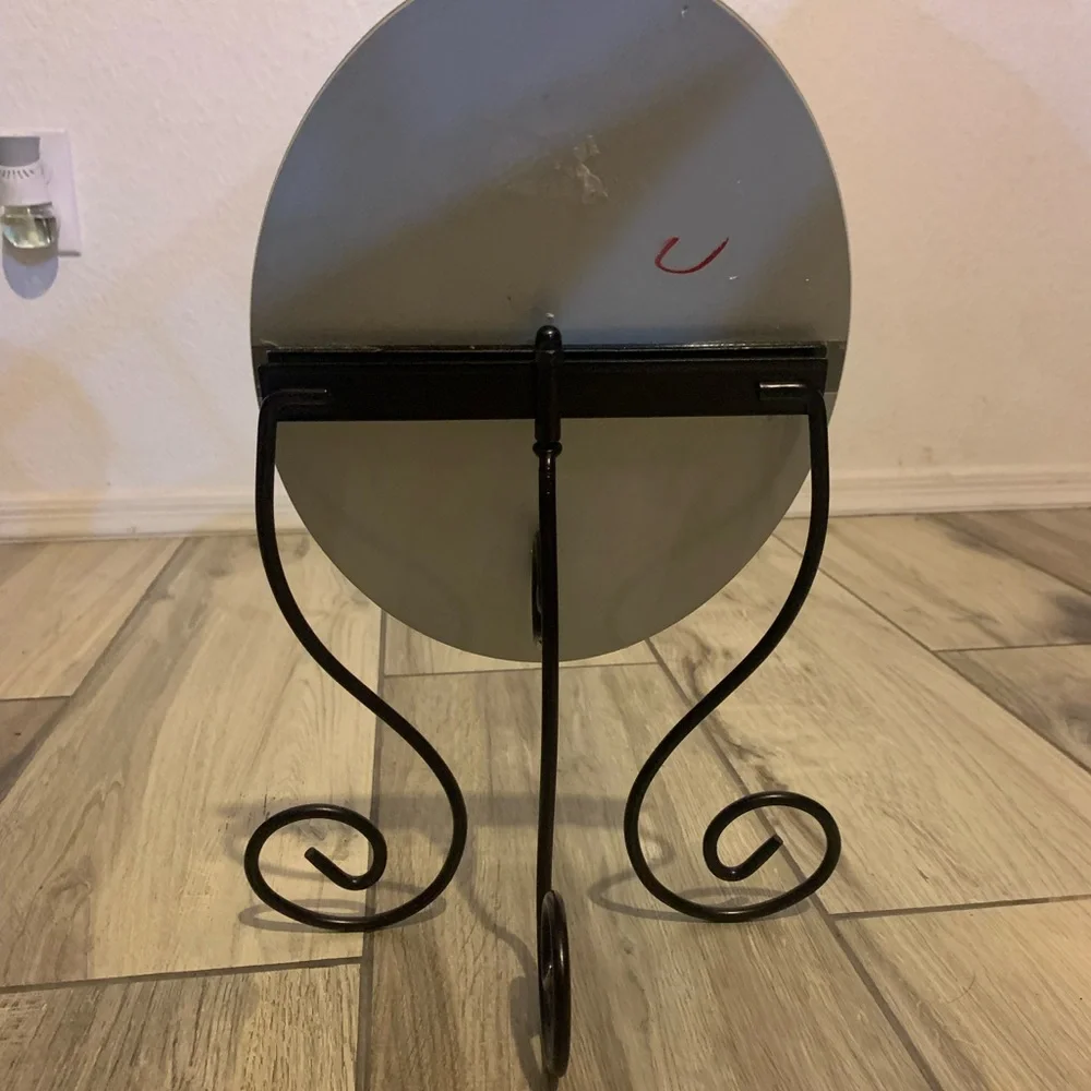Cute elegant mirror with fancy sturdy legs